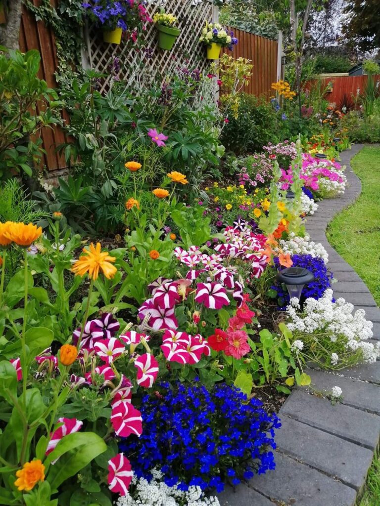 28 Charming Flower Bed Ideas That You’ll Fall in Love With