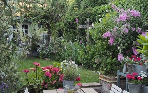 30 Green Garden Ideas to Create Your Perfect Relaxation Haven